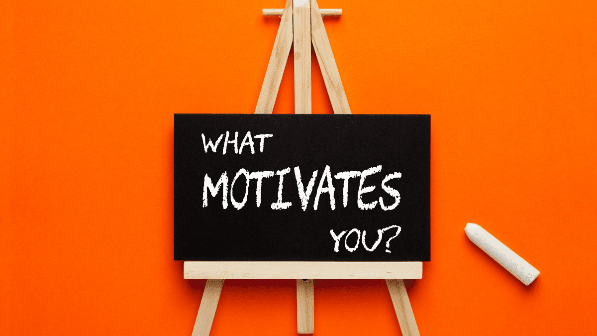 Imagen con la frase “What motivates you?” relacionada con los motivadores y la elección de estudios y profesión.